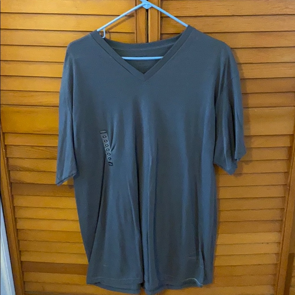 Champs sports grey v neck tee men’s size XL